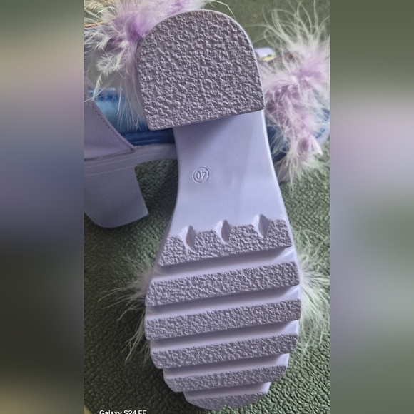 Lavender Feathered Sandals - Picture 5 of 6